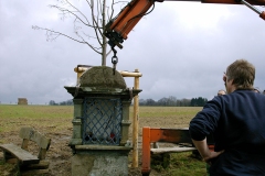 Renovierungsarbeiten - der alte Bildstock wird abgebaut